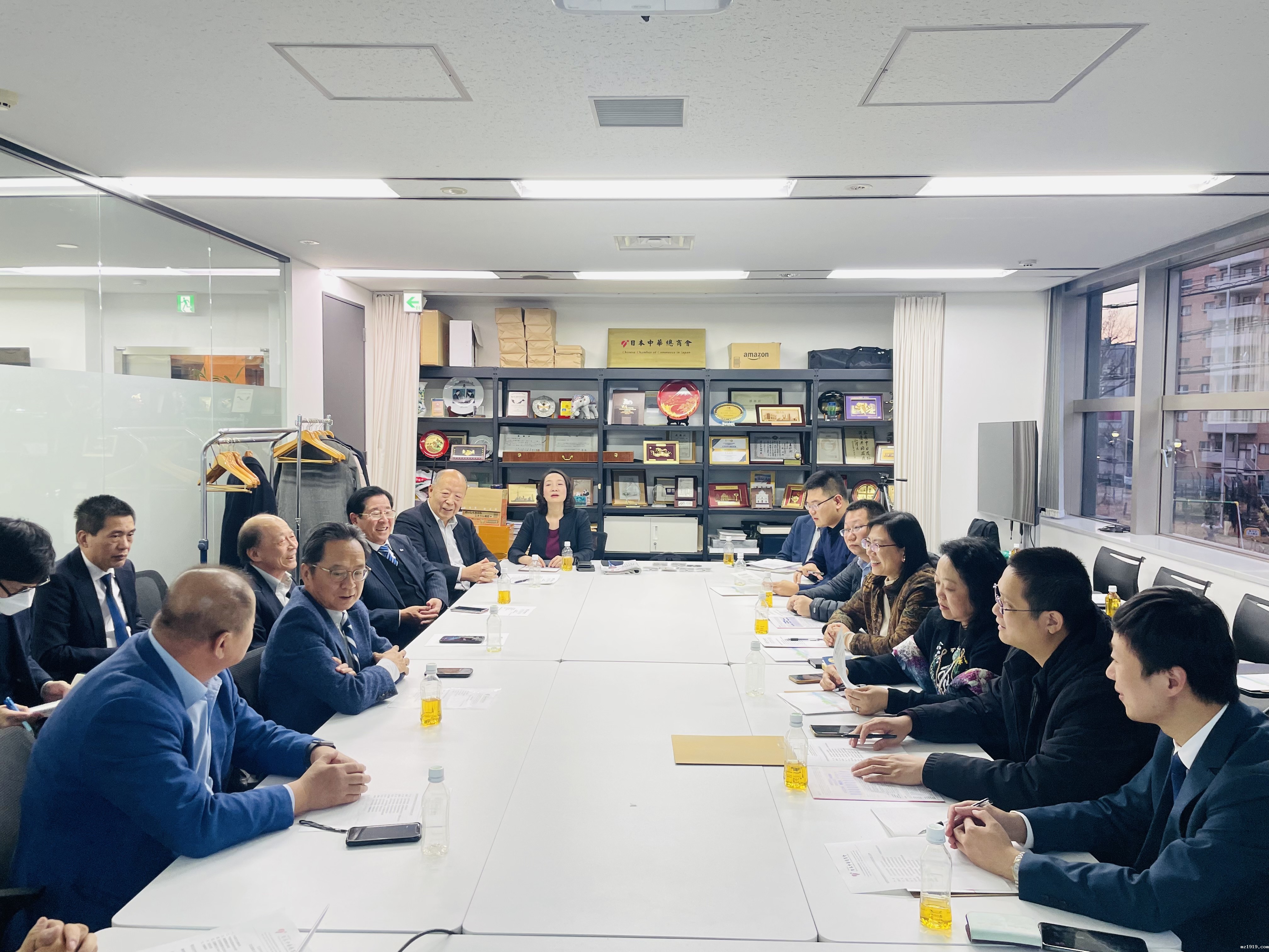 (代表团在日本中华总商会座谈)